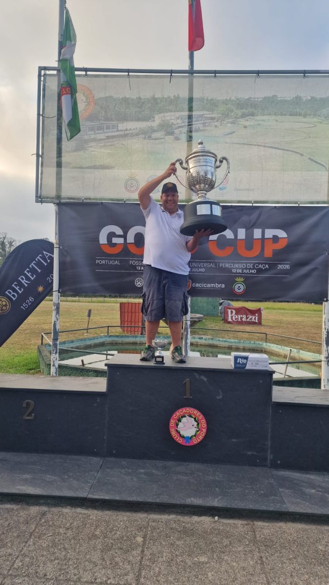 João Azevedo com a Taça de Portugal de Fosso Olímpico
